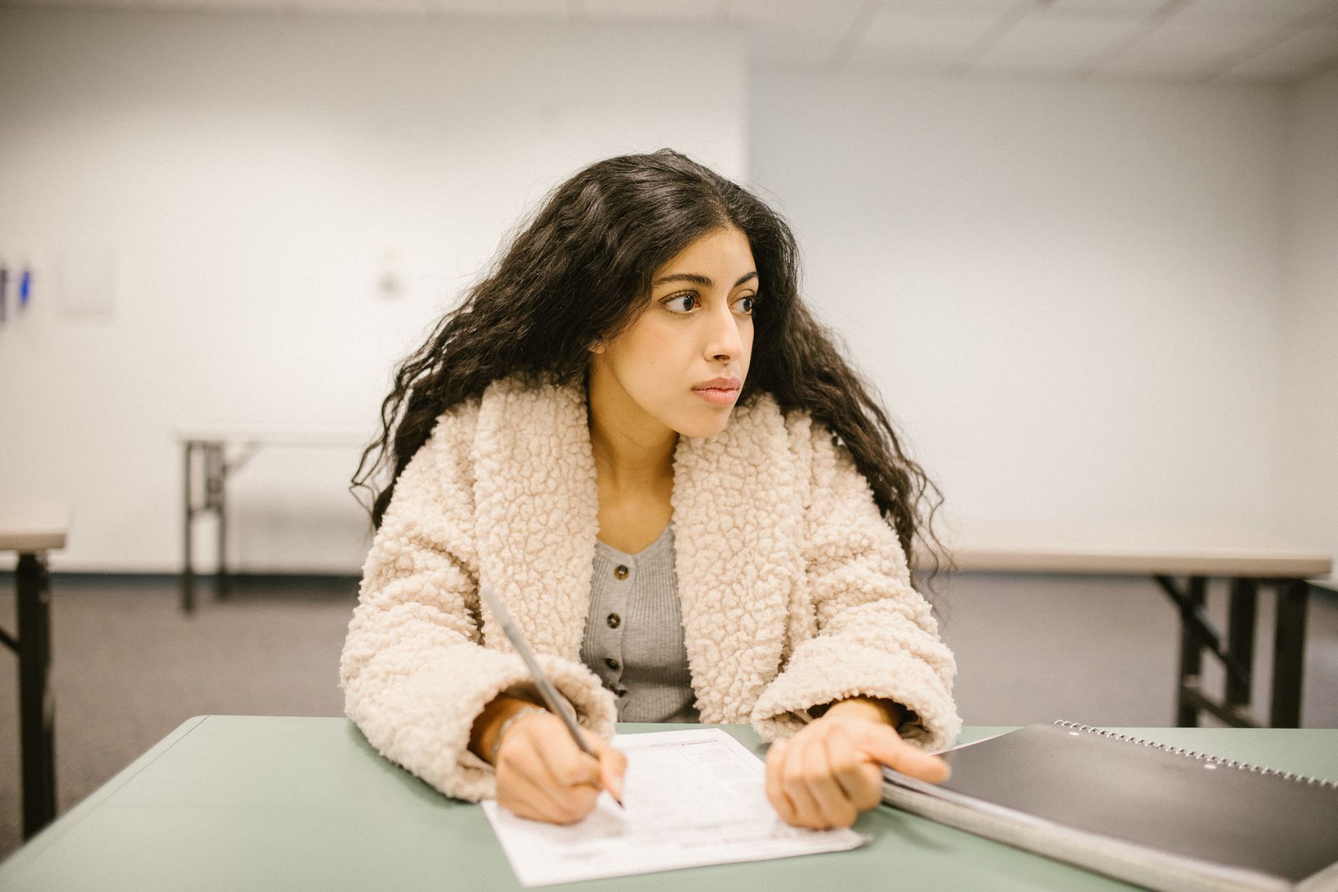A nursing graduate working an unfolding NGN case study on a computer-adaptive test screen