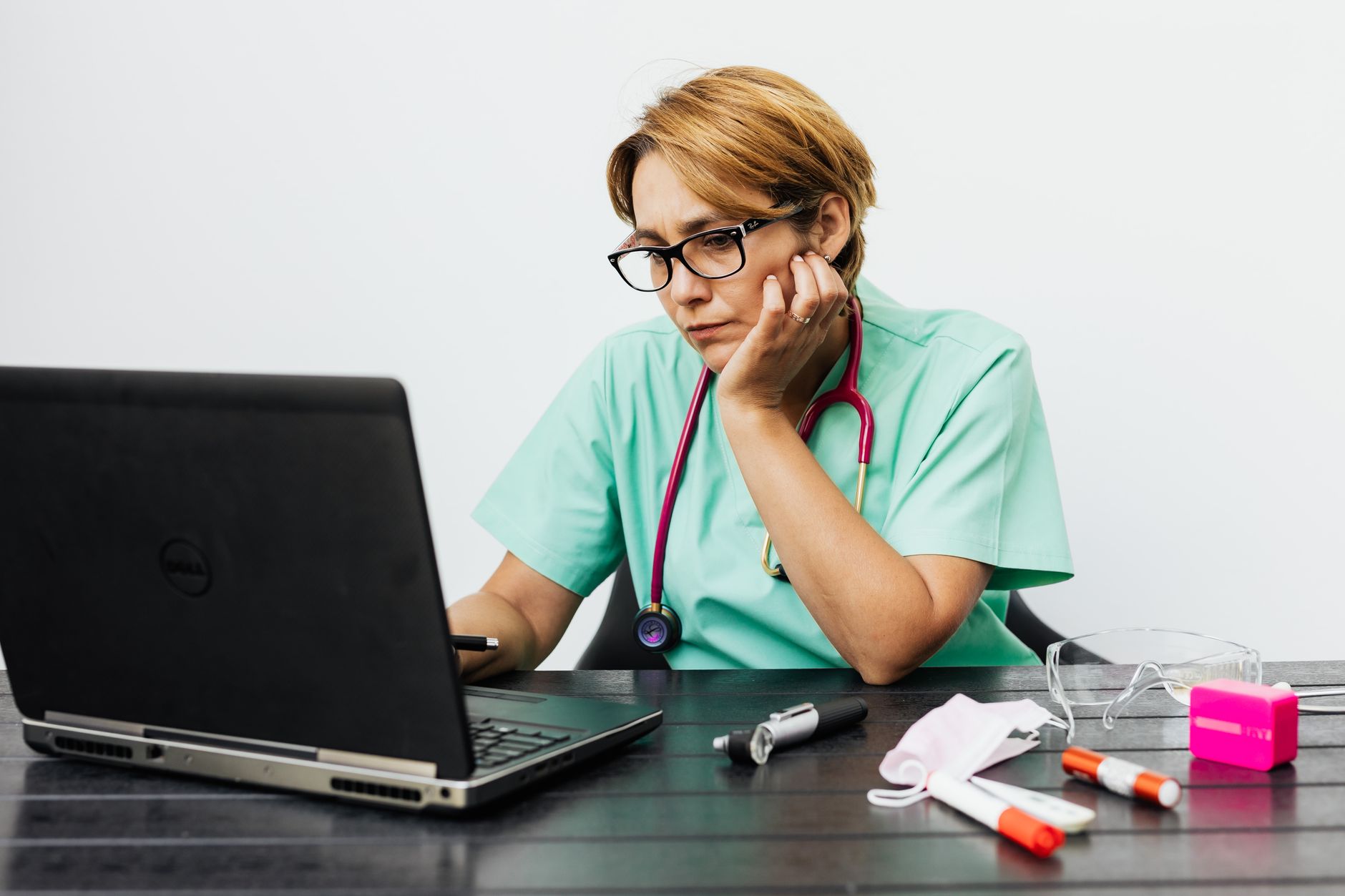Nurse combining lecture content review with an NGN-aligned question bank