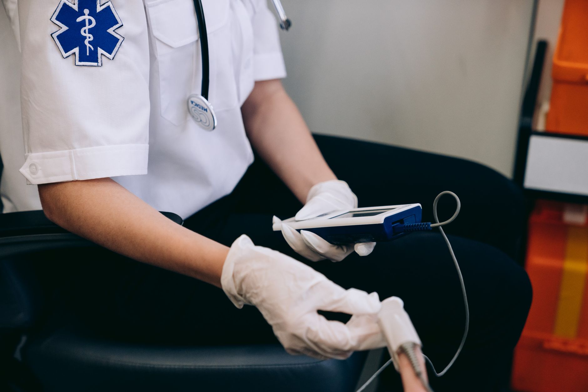PACU nurse monitoring a patient&rsquo;s vital signs during post-anesthesia recovery